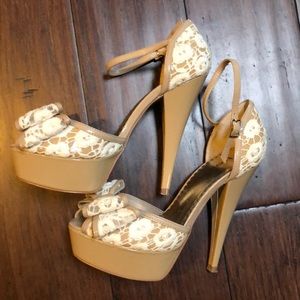 BEBE NUDE WITH WHITE LACE PLATFORM HEELS 👠 SIZE 6